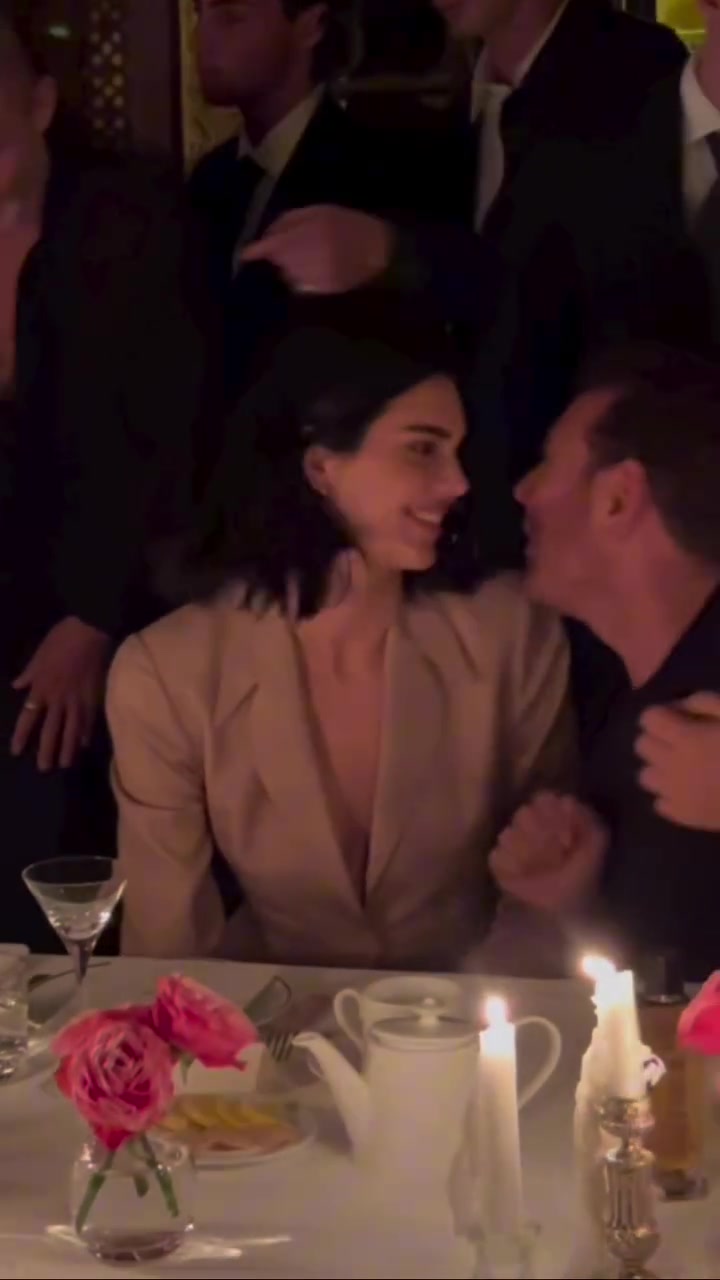 布克看了会后悔吗詹娜性感穿着与男性友人亲密交谈