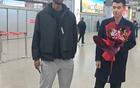 前NBA“扣篮王”迪亚洛飞抵太原，大量球迷热情接机齐喊“山西，闹他”，还有阿姨粉举照片欢迎他回归